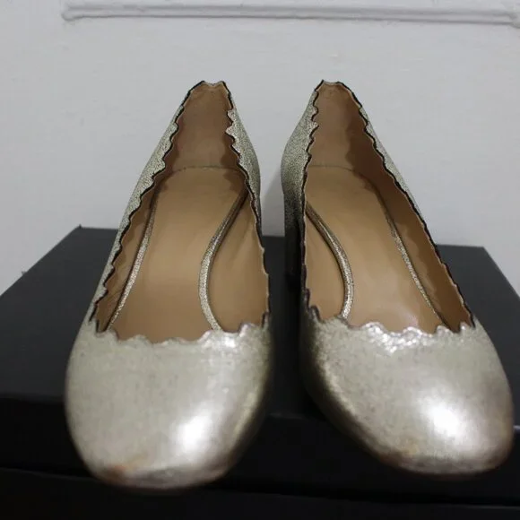 Chloe Lauren Scalloped pump in metallic gold - Picture 2 of 7